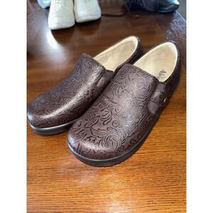 ALEGRIA KARA CHOCOLATE EMBOSSED PAISLEY SHOES/CLOGS SIZE 39/9 WIDE